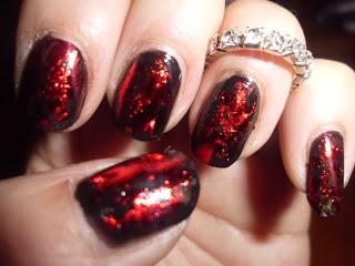 Manicura metalizada roja.