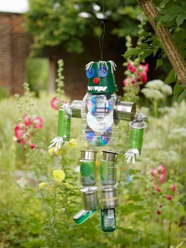 espantapájaros-hecho-con-latas-botes-y-botellas-colgados-en-un-jardín