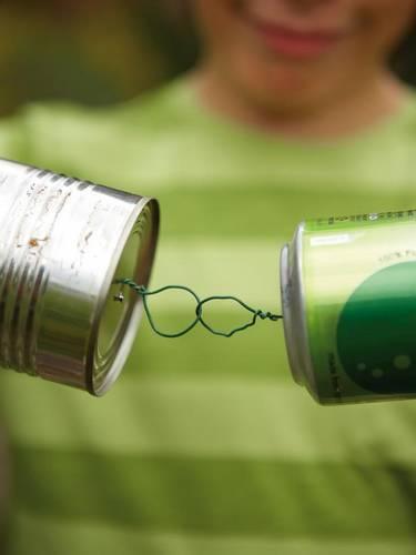 hacemos-brazos-y-piernas-del-espantapájaros bote-y-lata-unidas-por-un-alambre