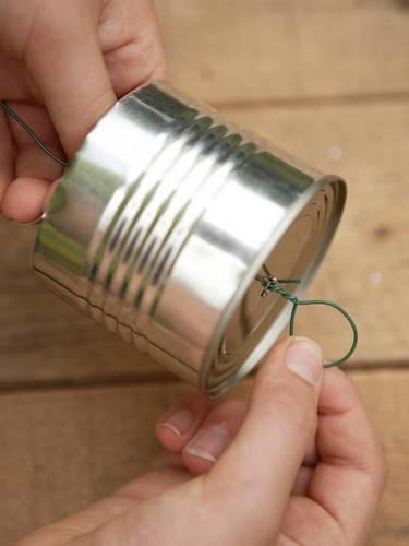 hacemos-un-bucle-con-alambre un-alambre-dentro-de-una-lata