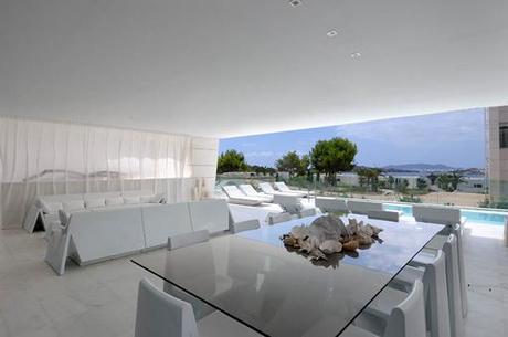 Selección de imágenes de interiorismo de una lujosa urbanización en Ibiza disenada por A-cero