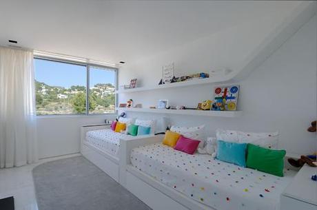 Selección de imágenes de interiorismo de una lujosa urbanización en Ibiza disenada por A-cero