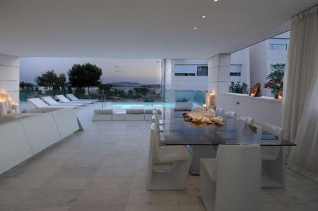 Selección de imágenes de interiorismo de una lujosa urbanización en Ibiza disenada por A-cero
