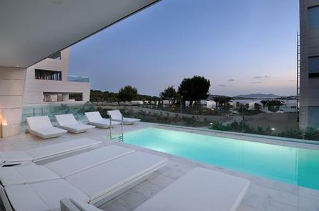 Selección de imágenes de interiorismo de una lujosa urbanización en Ibiza disenada por A-cero