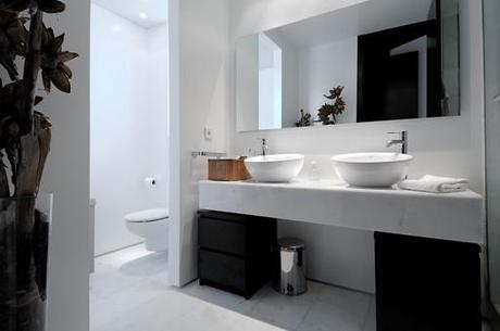 Selección de imágenes de interiorismo de una lujosa urbanización en Ibiza disenada por A-cero