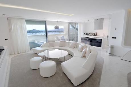 Selección de imágenes de interiorismo de una lujosa urbanización en Ibiza disenada por A-cero