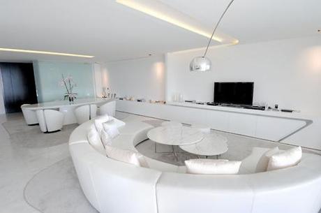 Selección de imágenes de interiorismo de una lujosa urbanización en Ibiza disenada por A-cero
