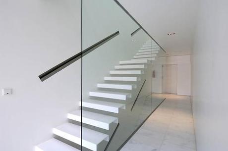 Selección de imágenes de interiorismo de una lujosa urbanización en Ibiza disenada por A-cero