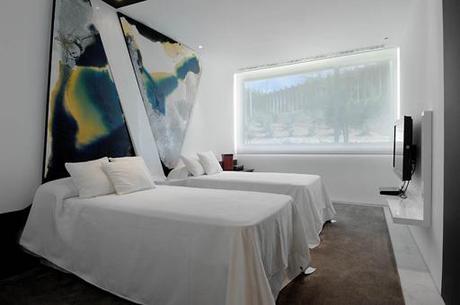 Selección de imágenes de interiorismo de una lujosa urbanización en Ibiza disenada por A-cero