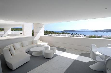Selección de imágenes de interiorismo de una lujosa urbanización en Ibiza disenada por A-cero