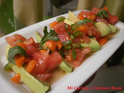 TIRADITO DE AGUACATE Y TOMATE CON PIPIRRANA EN SALSA DE MISO BLANCO