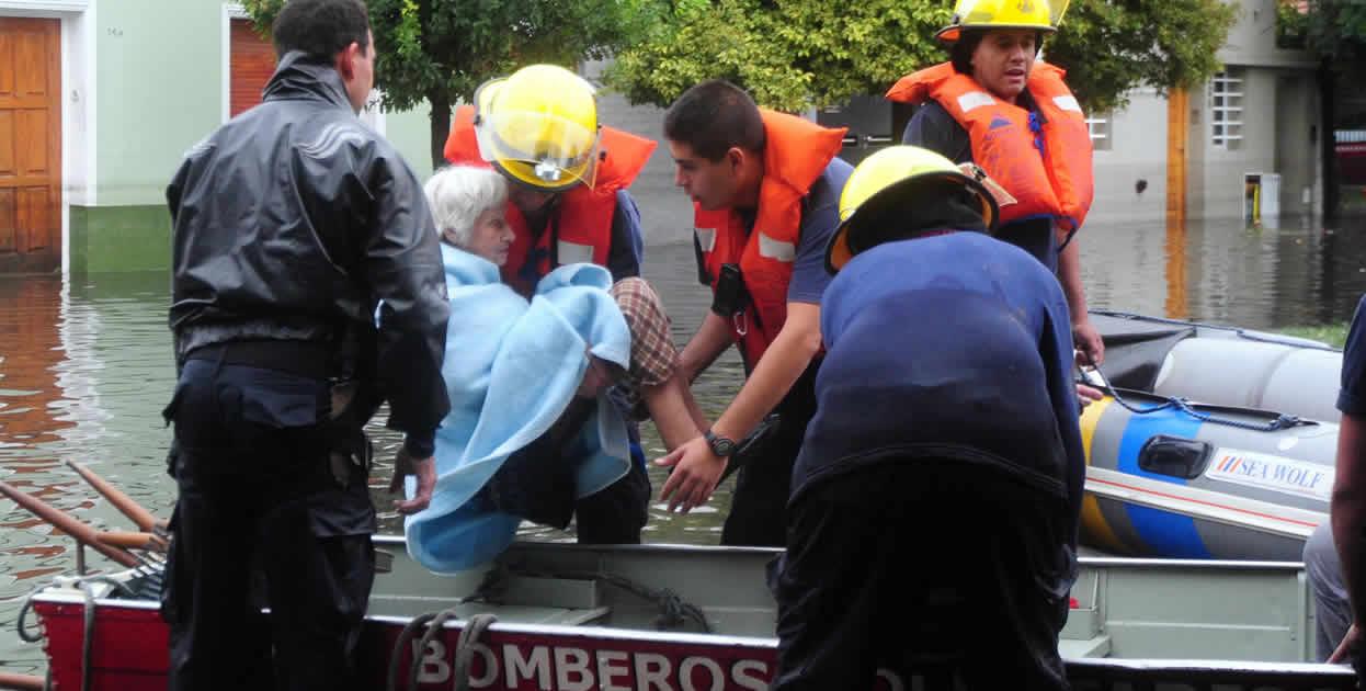 En La Plata cayeron 400 milímetros de agua en dos horas, una marca histórica, lo que causó que miles de personas quedaran aisladas, sin luz ni teléfono, mientras que las calles de la ciudad se convirtieron en ríos caudalosos, constató la AFP. EFE/Javier Brusco