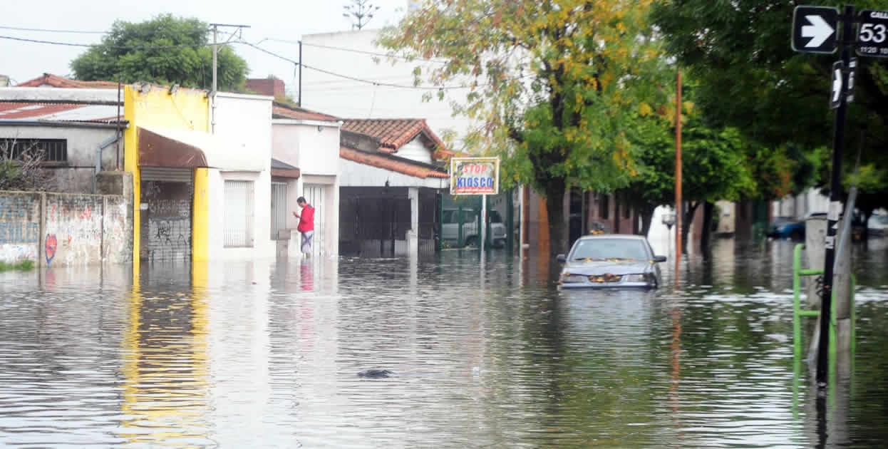 La presidenta Cristina Kirchner visitó sorpresivamente la tarde del miércoles La Plata con el fin de informarse de la grave situación humanitaria en barrios que están bajo el agua. EFE/Javier Brusco