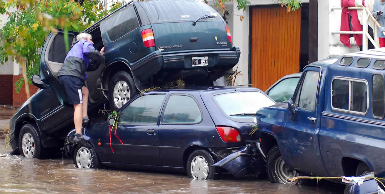 Un hombre sube a un vehículo averiado por las inundaciones en La Plata (Argentina). La cifra de víctimas mortales del fuerte temporal de lluvias que se abatió sobre Buenos Aires y zonas próximas supera ya las 46. EFE/Carlos Cermele