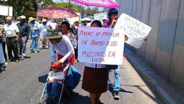 Maestros de la Ceteg, familias, normalistas y  organizaciones inician marcha en Chilpancingo