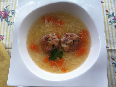 Sopa De Pollo Con Bolitas De Jamón