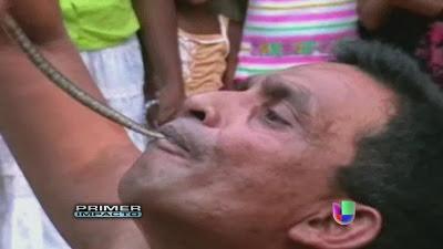 VIDEO - Mire como este hombre se come las serpientes.