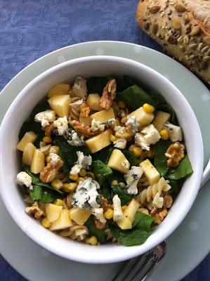 Ensalada De Espirales Con Espinacas, Manzana Y Queso Azul