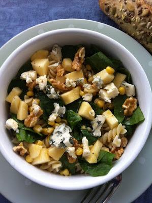 Ensalada De Espirales Con Espinacas, Manzana Y Queso Azul