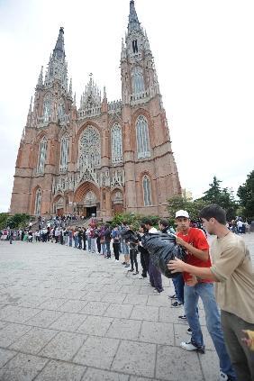 CONMOVEDORA SOLIDARIDAD DE LOS ARGENTINOS CON LAS VÍCTIMAS DEL TEMPORAL DE LLUVIAS EN LA PLATA POR CAMBIO CLIMÁTICO CONMOVEDORA SOLIDARIDAD DE LOS ARGENTINOS CON LAS VÍCTIMAS DEL TEMPORAL DE LLUVIAS EN LA PLATA POR CAMBIO CLIMÁTICO