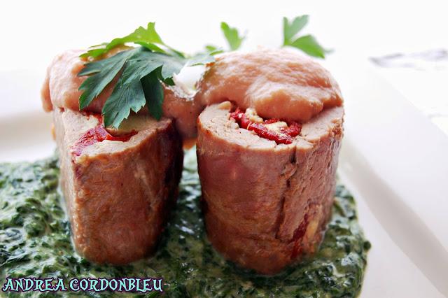 SOLOMILLO DE CERDO RELLENO DE QUESO DE CABRA Y PIMIENTO DEL PIQUILLO CON SALSA DE MEMBRILLO SOBRE CAMA DE ESPINACAS A LA CREMA
