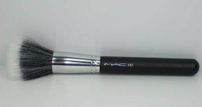 APLICACIÓN DE LA BASE DE MAQUILLAJE, BROCHAS