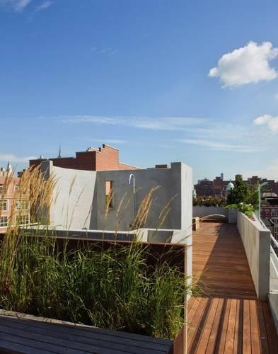 ducha-en-una-terraza-con-gramíneas-como-pantalla