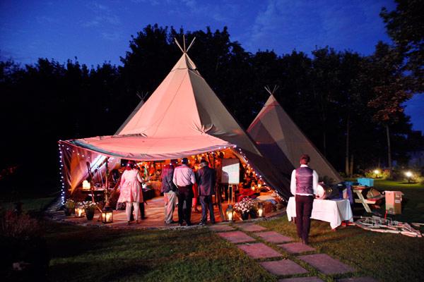 Bodas de hoy... ¡Banderines, tipis y cojines! ¡Una mezcla espectacular!