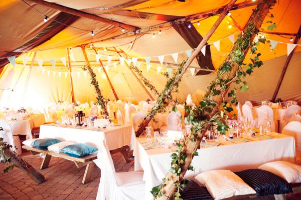 Bodas de hoy... ¡Banderines, tipis y cojines! ¡Una mezcla espectacular!