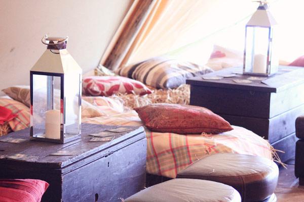 Bodas de hoy... ¡Banderines, tipis y cojines! ¡Una mezcla espectacular!