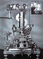 Royal Rife, Quien establecio los pilares de la Medicina bioeléctrica quien Recibió 14 reconocimientos y honores importantes y le fue dado el Doctorado honorario de la Universidad de Heidelberg (Alemania) por su trabajo.