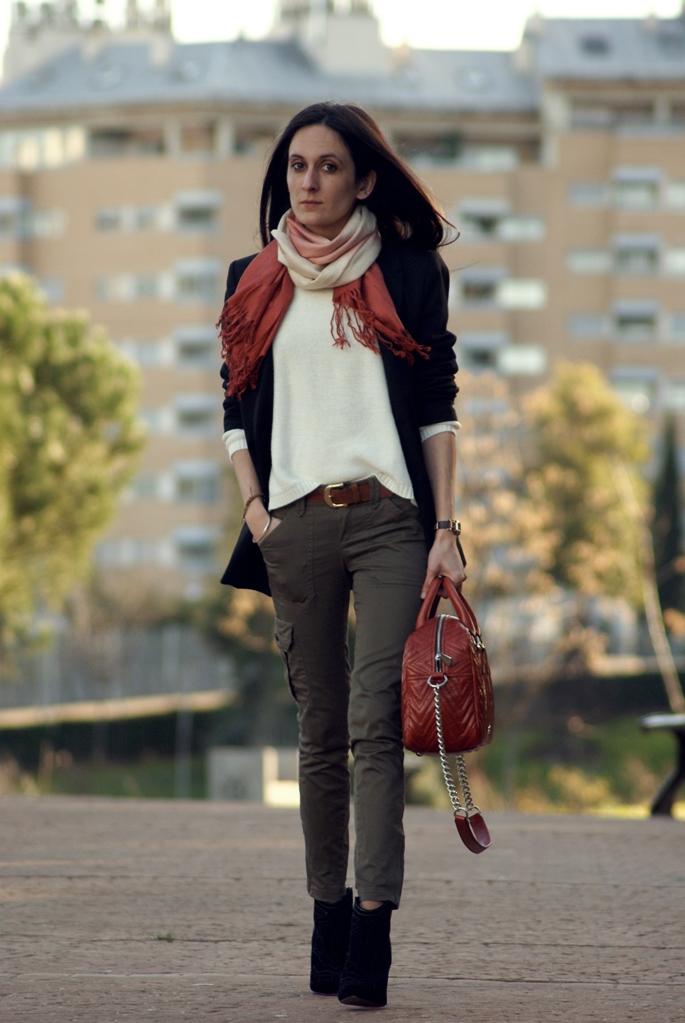 Pantalón cargo con blazer:
