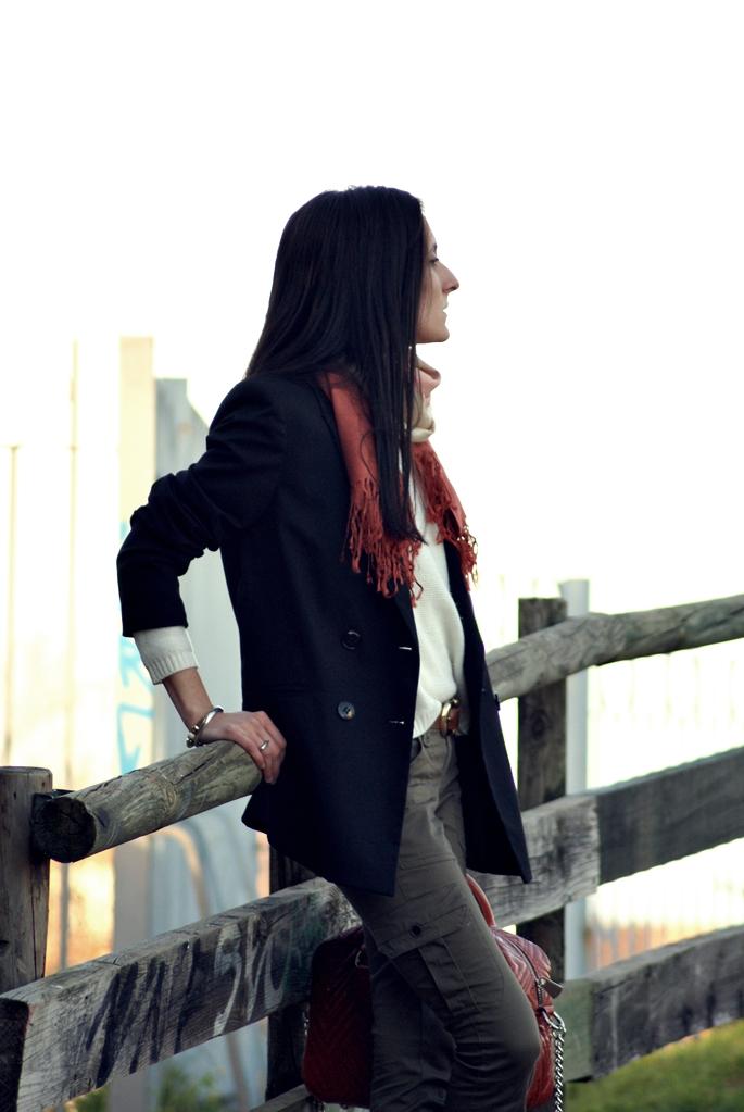Pantalón cargo con blazer: