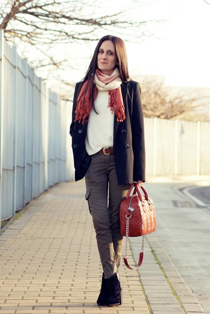 Pantalón cargo con blazer: