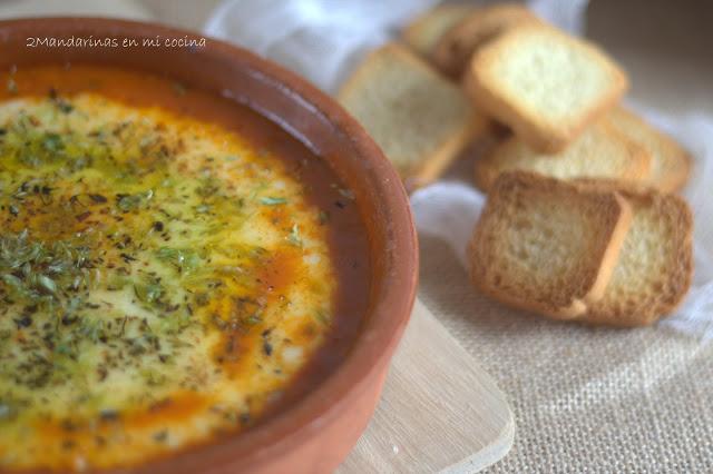 Provolone con tomate y orégano