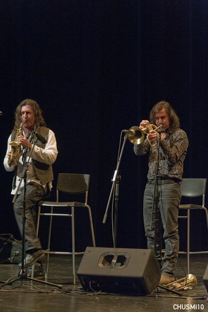 Enriquito con el fliscorno y Pardo con el saxo soprano.