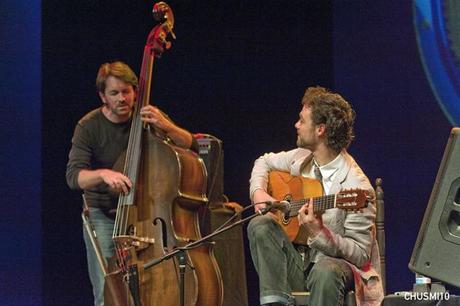 Pablo M. Caminero al contrabajo junto a Diego Guerrero con la guitarra. 
