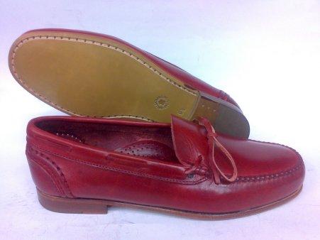 Mocasín con lazo en piel engrasada color cereza de Ashcroft