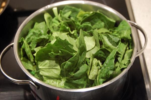 Pizza de espinacas, queso de cabra y piñones