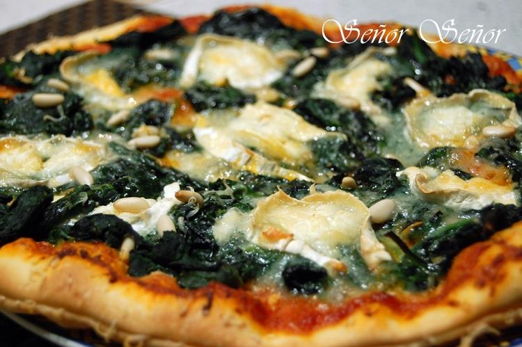 Pizza de espinacas, queso de cabra y piñones