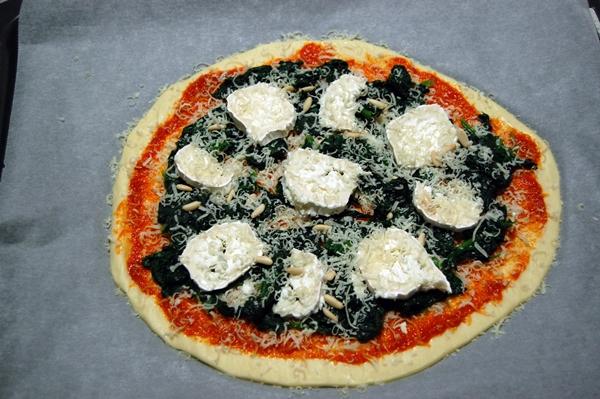 Pizza de espinacas, queso de cabra y piñones