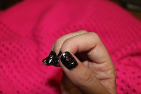 BLACK GLITTER NAILS