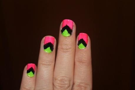 RETO 2013 #8 NEON CHEVRON NAILS