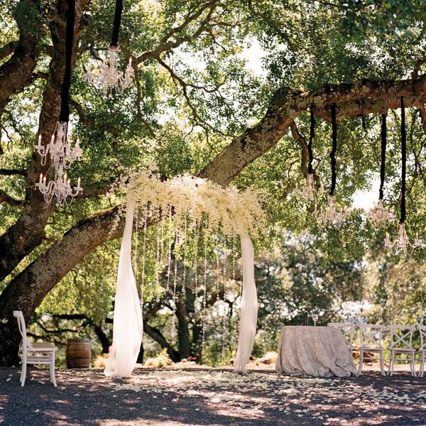 Es Tendencia: las lámparas de araña o chandeliers en las bodas