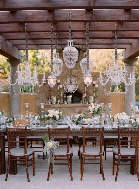 Es Tendencia: las lámparas de araña o chandeliers en las bodas