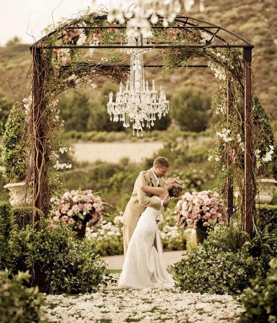 Es Tendencia: las lámparas de araña o chandeliers en las bodas