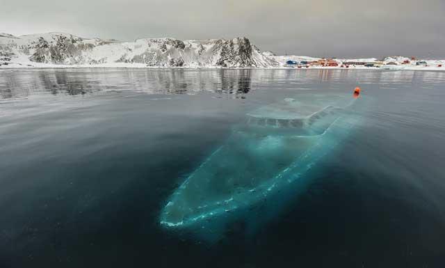 yate fantasma hundido bajo el hielo en la Antártida