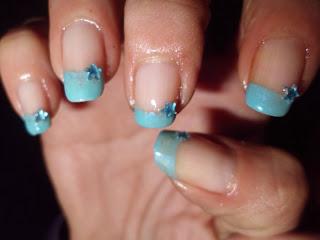 Manicura, francesa celeste con estrellita.