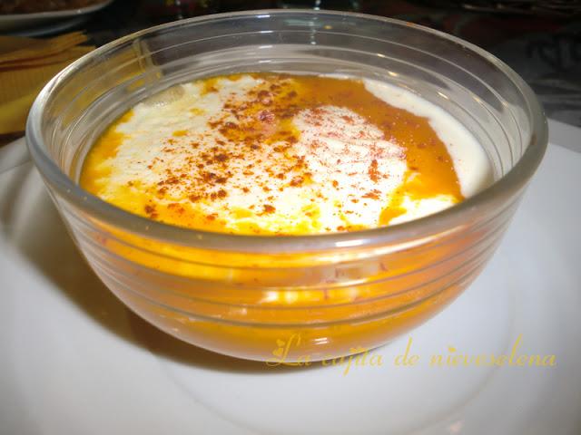 Delicias de huevo en crema de calabaza con queso grana
