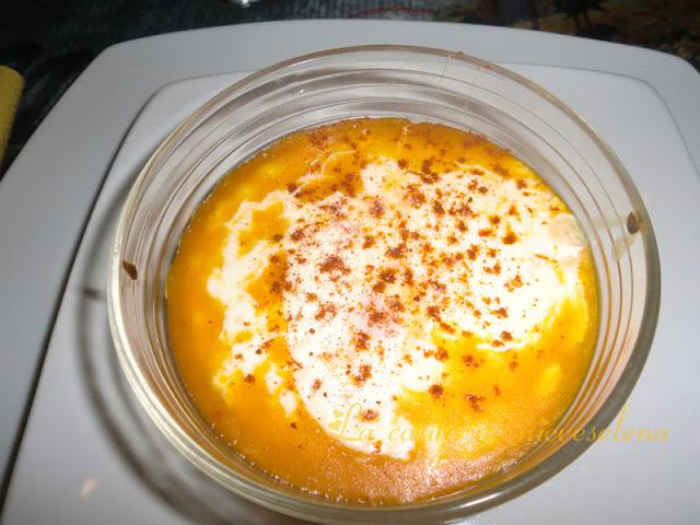 Delicias de huevo en crema de calabaza con queso grana